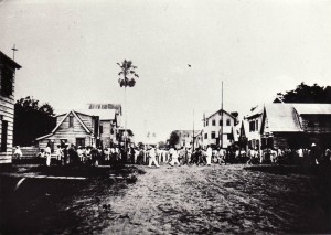 Een menigte bij het huis van Anton de Kom in de Pontewerfstraat, Paramaribo, Suriname, 1933. Familiearchief Els de Kom