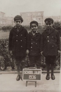 De zoons van Anton de Kom in jasjes die aan werklozen werden uitgedeeld, 1936. Familiearchief Els de Kom