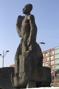 Standbeeld De Kom in de Bijlmer. Foto gemaakt door Laura van Rij
